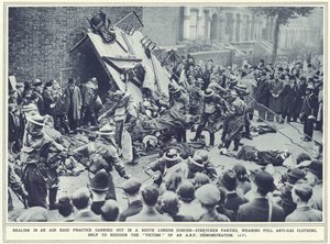 Réalité dans un exercice de raid aérien effectué dans une banlieue du sud de Londres, de The Illustrated War News, publié le 8 novembre 1939 - English Photographer